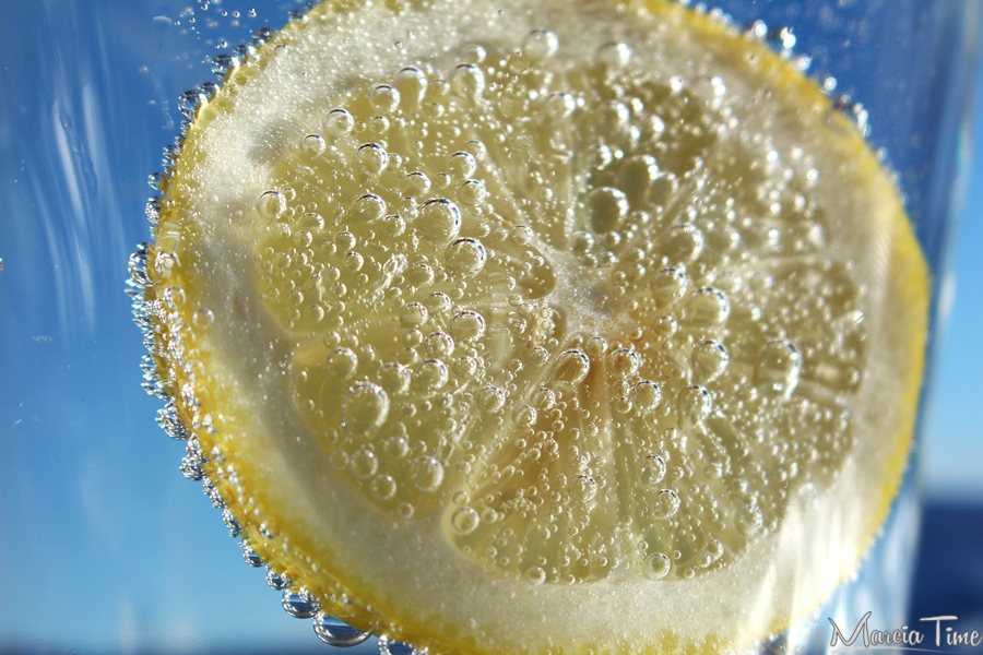 Woda z cytryną jako poranny rytuał