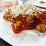 Makaron ryżowy z kurczakiem – przepis na obiad