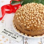 Wegański tort orzechowy z polewą karmelową na czwarte urodziny bloga MarciaTime